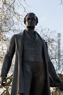 sir robert peel parliament square statue by matthew Noble